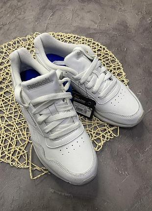 Кросівки жіночі