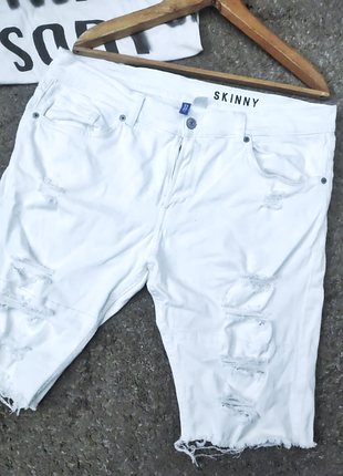 Рванные джинсовые шорты