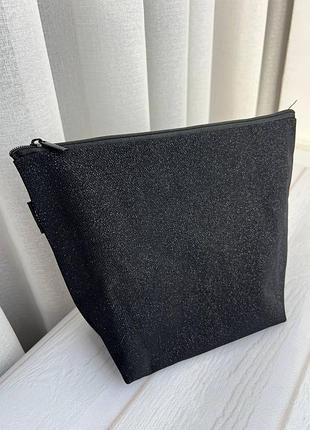 Черная блестящая косметичка-клатч.