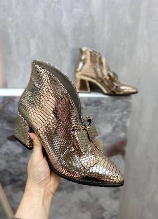 Золотисті ботильони черевики на середньому каблуку з бантиком