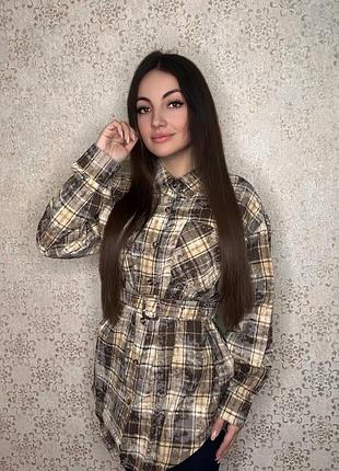 Рубашка в клетку на пуговицах декорирована россыпью камней с поясом