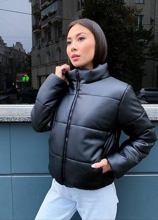 Демисезонная теплая кожаная укороченная куртка утеплена силиконом