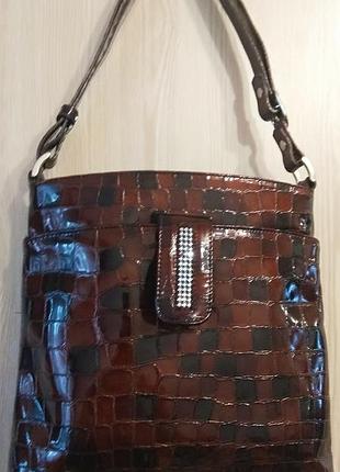 Стильна сумочка на плече з лакової шкіри