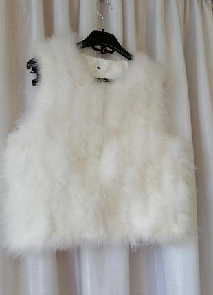 Пухнаста жилетка білого кольору на підкладці з атласу з пуху страуса застібається на гачки виробник туреччина розмір підійде на xs, s, m також підійде