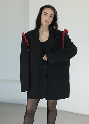 Чорний піджак з декоративними червоними воланами на плечах .  в розмірі хл