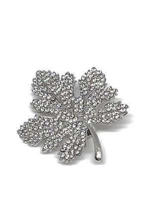 Стильная серебристая брошь листочек клен значок пен на подарок аксессуар на одежду кристаллы