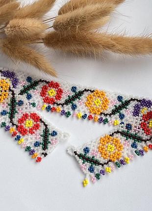 Біла силянка з квітами