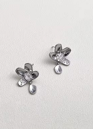 Серьги цветочки нежные камешок