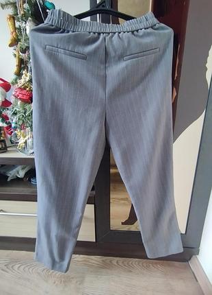 Серые штанишки в полоску