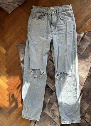 Ідеальні прямі джинси з дірками на колінах