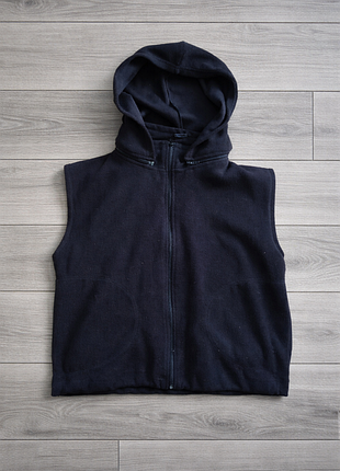 Флисовая жилетка (безрукавка) с капюшоном.
