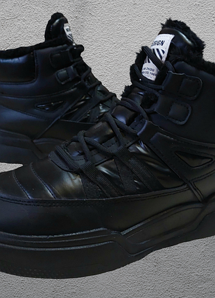 Женские кроссовки