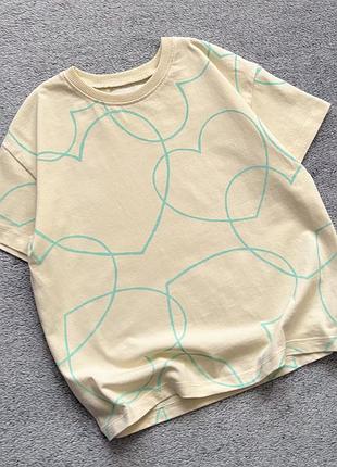 Футболка оверсайз зі спущеним плечем