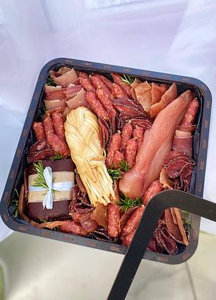 Подарунковий мʼясний бокс набір із ковбасами для чоловіка на свято