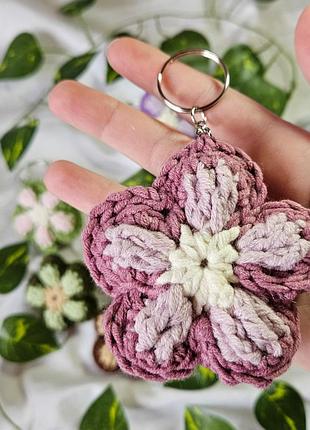 В'язаний брелок квіточка у великій палітрі кольорів🌸
ідеальний аксесуар для весняного настрою☀️🌿
