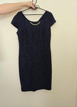 Платье темно синего цвета..по фигуре.душень красиво подчеркнет фигуру.производитель польша.размер 38