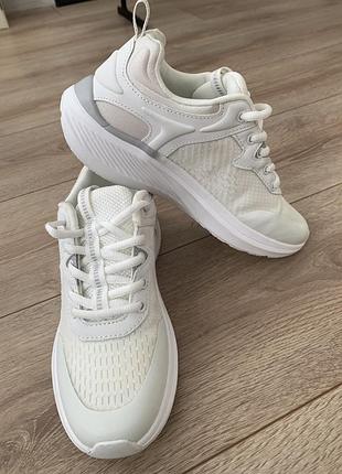 Кросівки жіночі