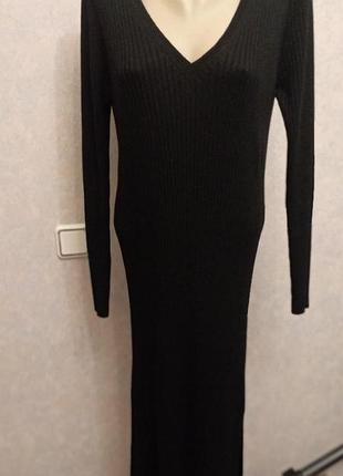 Трикотажное платье в рубчик, с разрезом