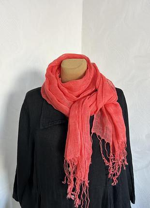 Ніжний кораловий шарф-палантин