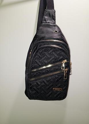 Женская бананка через плечо