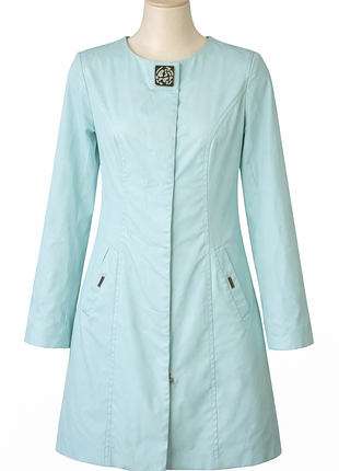 Плащ на подкладке бирюзово-мятный, с декоративной застежкой у воротника.
