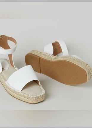 Босоножки 40р белого цвета