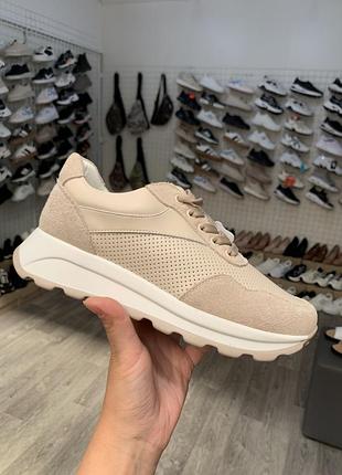 Кросівки шкіряні дуже зручні бежеві пудра
