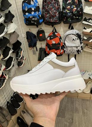 Чудові шкіряні білі кросівки