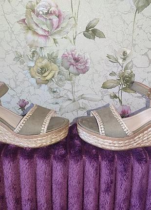 Продам новые босоножки  .