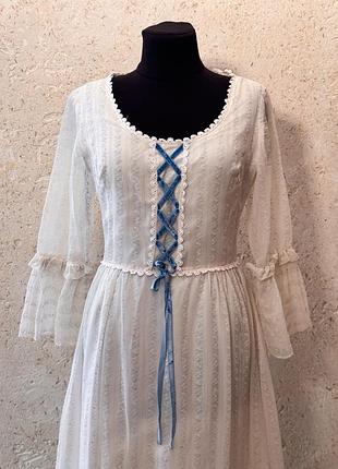 Вінтажна біла довга жіноча скукня для фотосесії