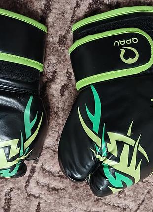 Боксерские детские перчатки бренда qpau. 
изготовлены из прочного заменителя кожи (pu кожа), застежка-липучка для быстрой и надежной фиксации, 4 oz