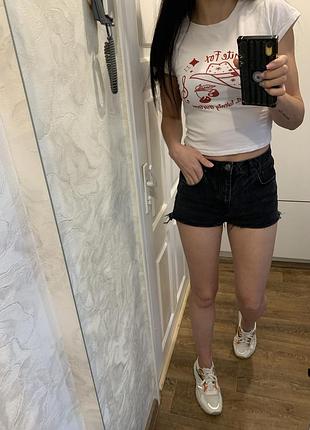 Біла вкорочена футболка