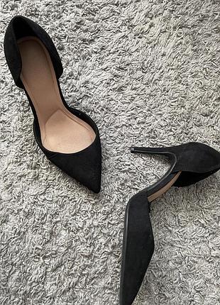 Чорні туфлі лодочки на підборах розмір 38
