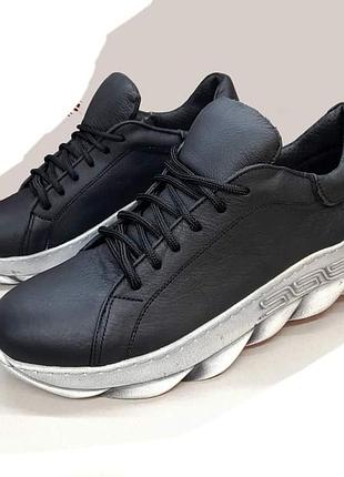 Шкіряні кросівки на красивій підошві ,повністю натуральна шкіра