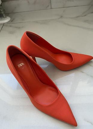 Туфлі на шпильках