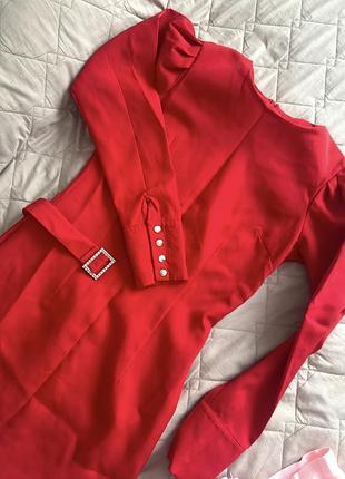 Сукня червона з обʼємними плечами