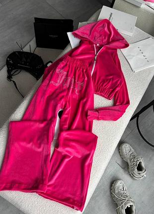 Яскравий костюм