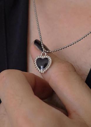 Подвеска черное сердце на цепочке из шариков