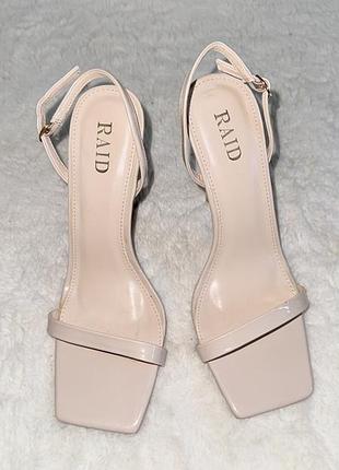 Босоніжки на підборі 40 р