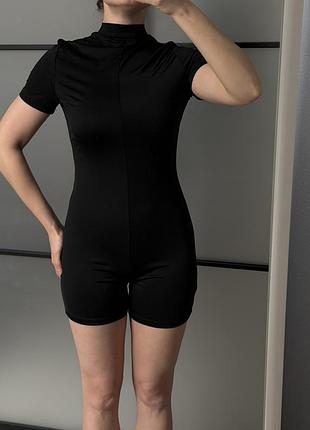 Комбінезон спортивний жіночий на змійці з коротким рукавом та шортами для фітнесу