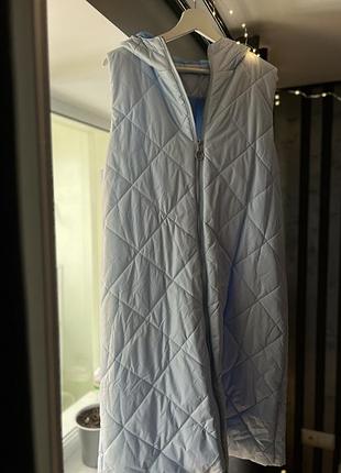 Подовжений стьобаний жилет з капюшоном