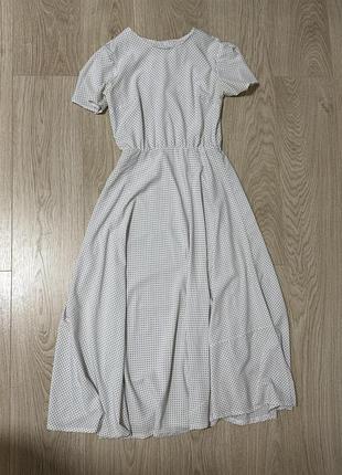 Біла сукня в дрібний горошок з короткими рукавами