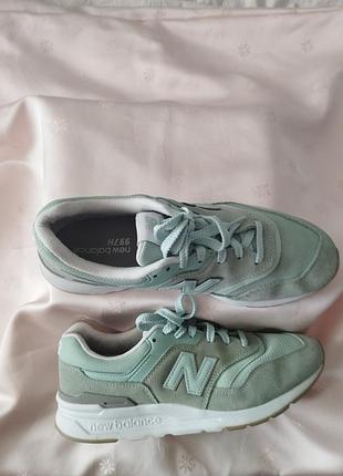 Кроссовки женские