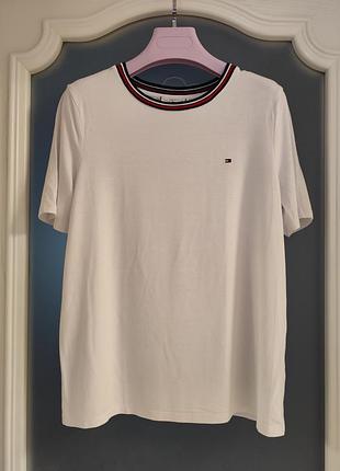 Белая футболка tommy hilfiger с воротником в полоску, размер s