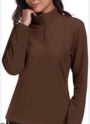 Жіночий флісовий лонгслів коричневого кольору.