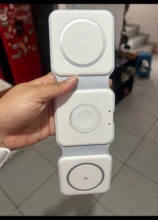 Универсальная беспроводная зарядная станция для одновременной зарядки трех устройств.