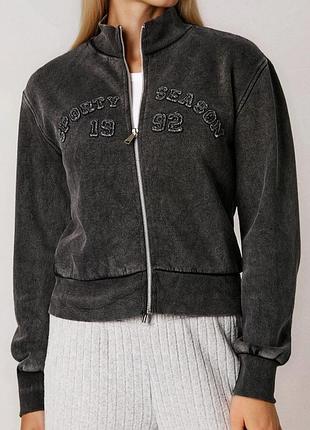 Свитшот с надписью на молнии с эффектом застарения