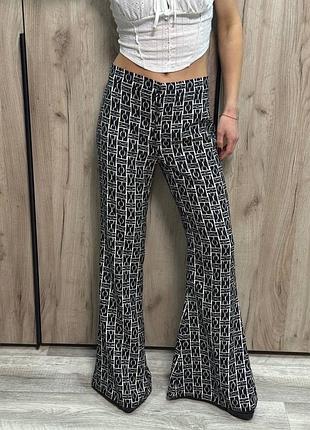 Брюки zara кльош s чорні з білим принтом відмінний стан