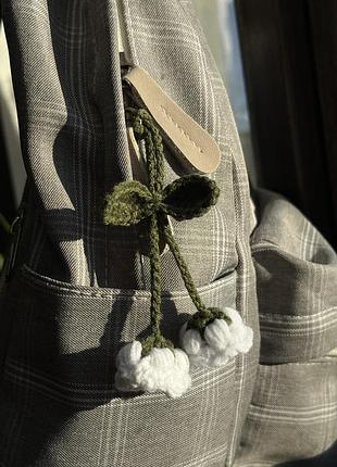 Вʼязаний брелок квітка гачком