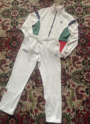 Чоловічий. портивний костюм sergio tacchini